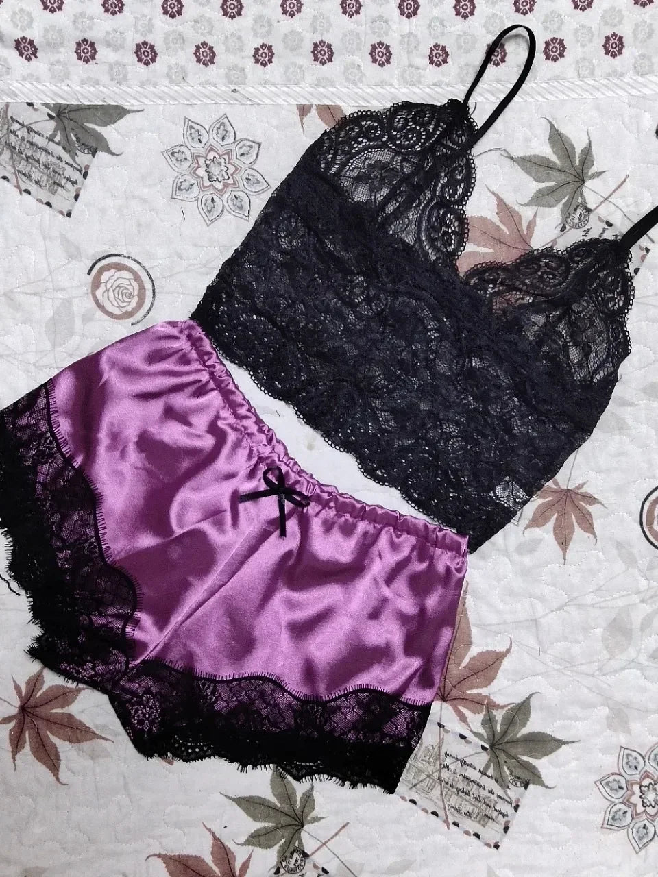 Sexy Lace Neck-line Lingerie Sleeveless V-Neck Tops and Shorts Sets Nightwear