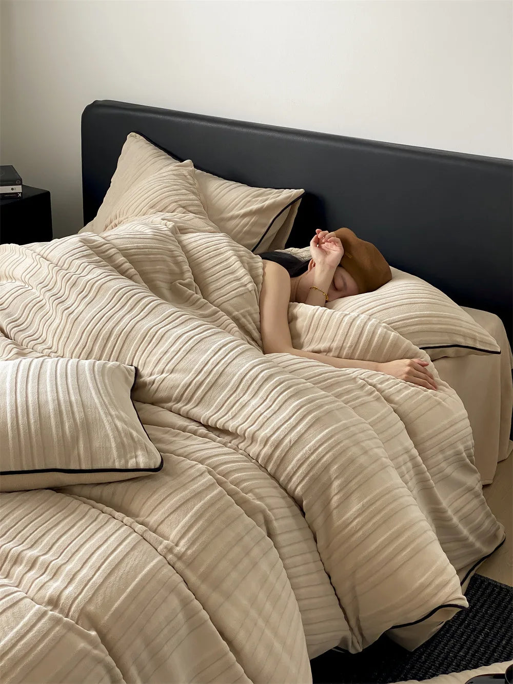 Thickened Warm Light Luxury Simple Carved Fleece Four-Piece Set Milk Fleece Bed Sheet Quilt Cover