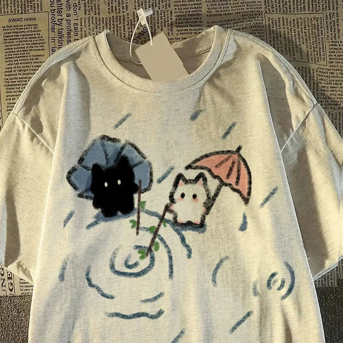 Graphic Short-sleeved T-shirt with A Cute Black and White Japanese Cat Pattern